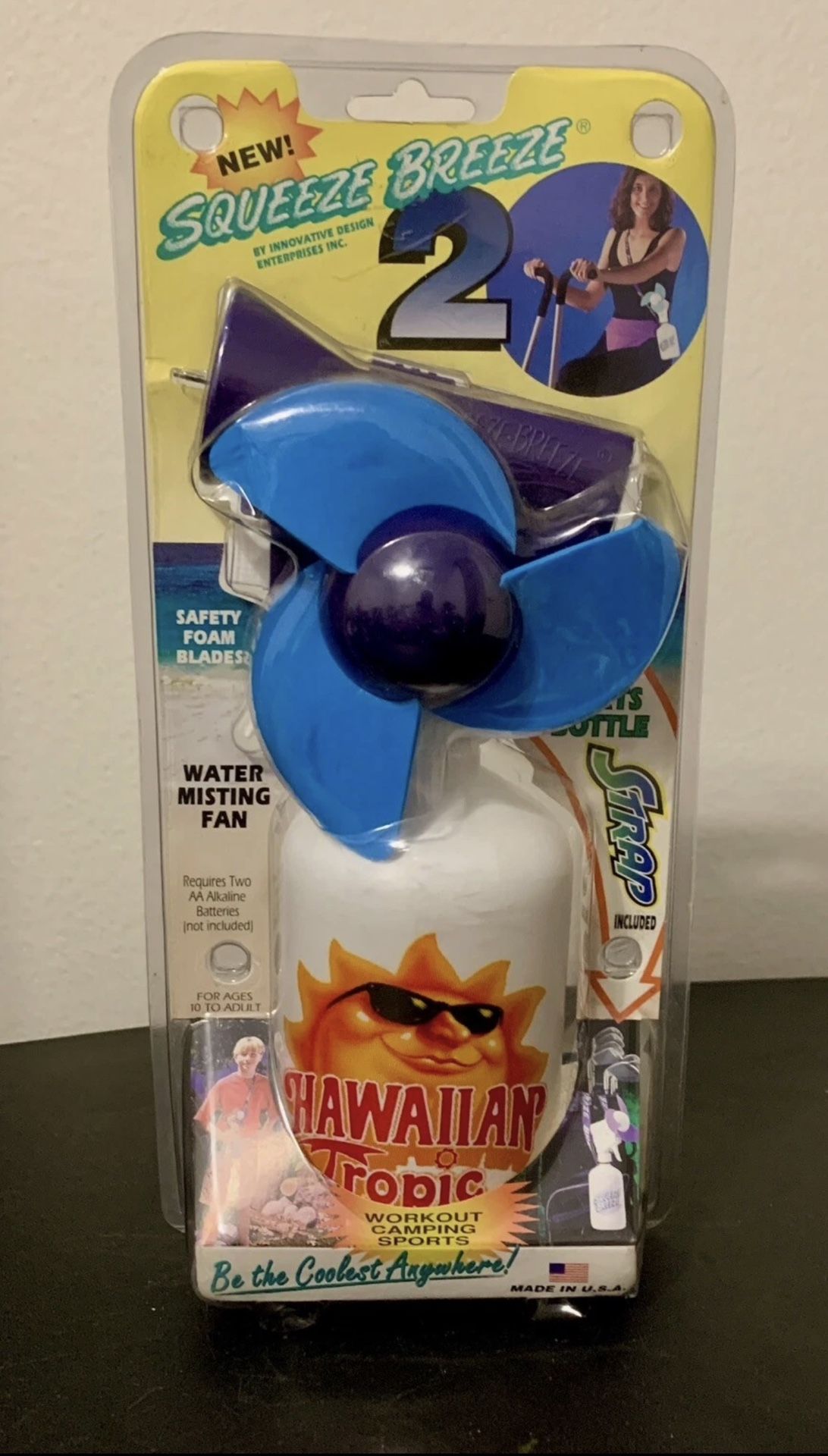 Hawaiian Tropic Squeeze Breeze Battery Handheld Water Misting Fan USA