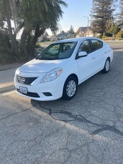 2014 Nissan versa 4 Drs SV