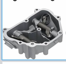 El objeto seleccionado es una tapa de válvula o balancines de motor (parecida a los repuestos para vehículos Honda TRX420 o similares), fabricada en a