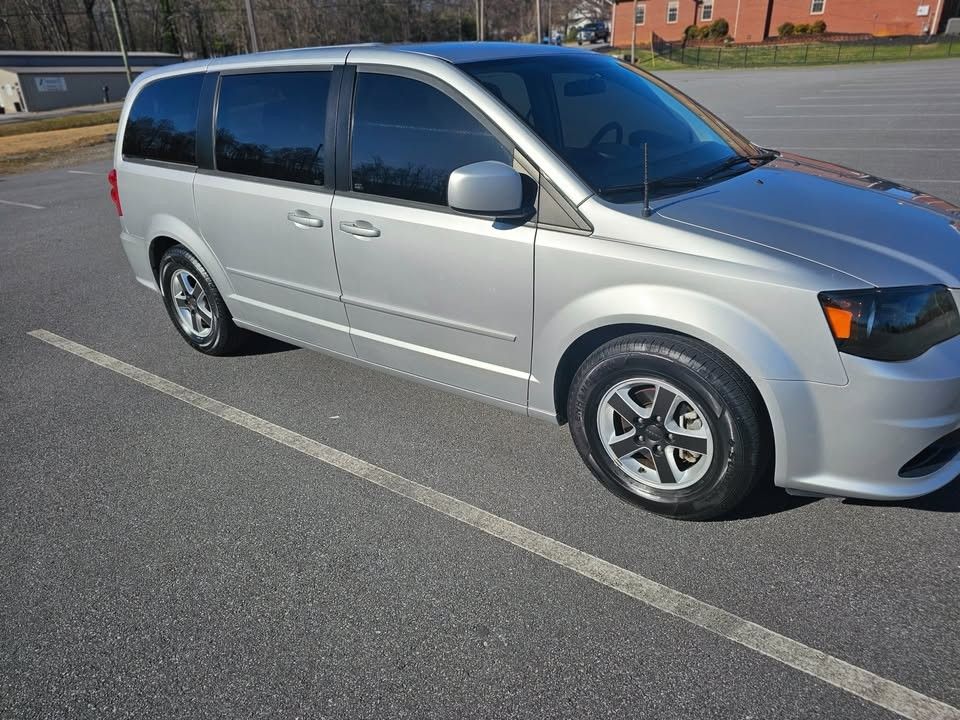 2011 Dodge Caravan (Low miles)