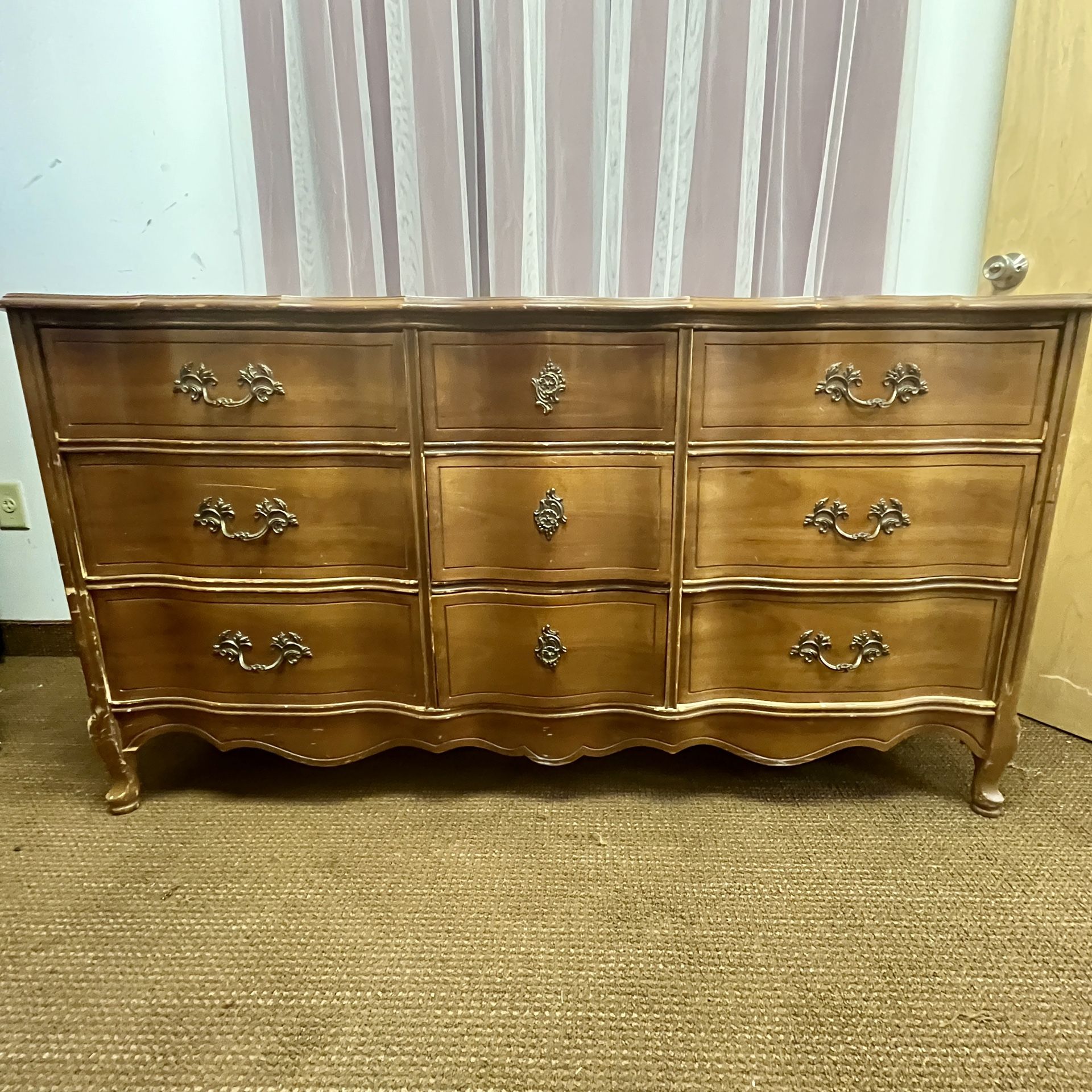 Bassett 9 Drawer Long Dresser. Vintage Chest of Drawers. Free to ask, I reply