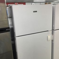 Hotpoint 16 Cu Ft Top And Bottom Fridge. 1 year Warranty 