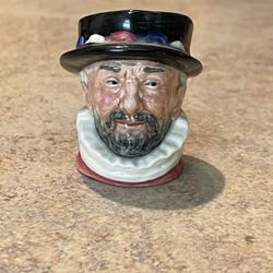 Beefeater Royal Doulton D6233 small character jug, ER handle 