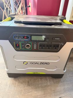 Yeti Goal Zero 1250  Power station and Solar Panel