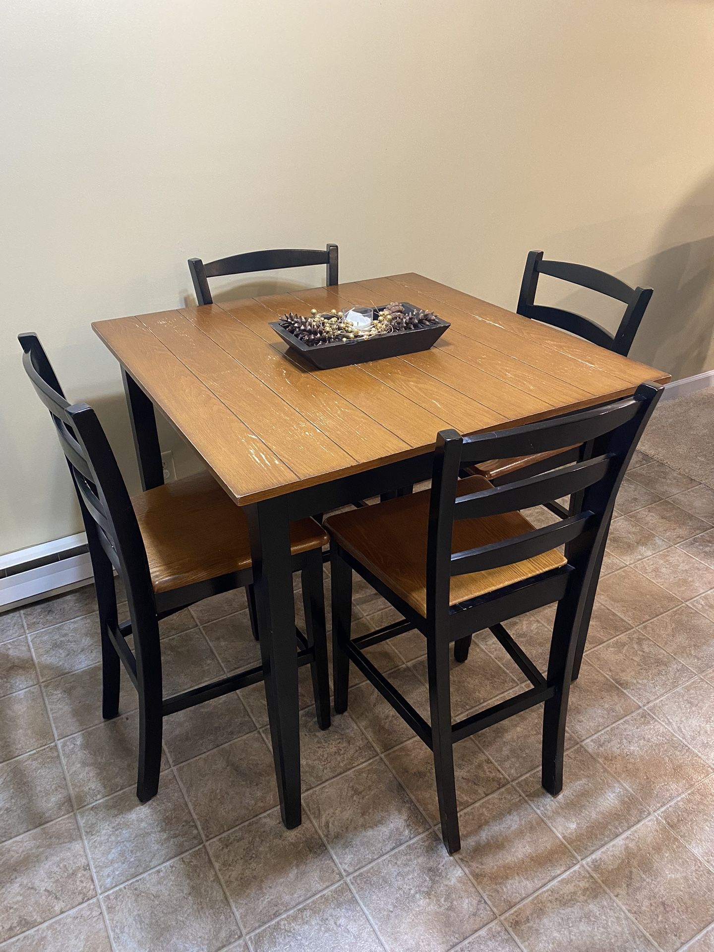 Dining Room Table & Chairs