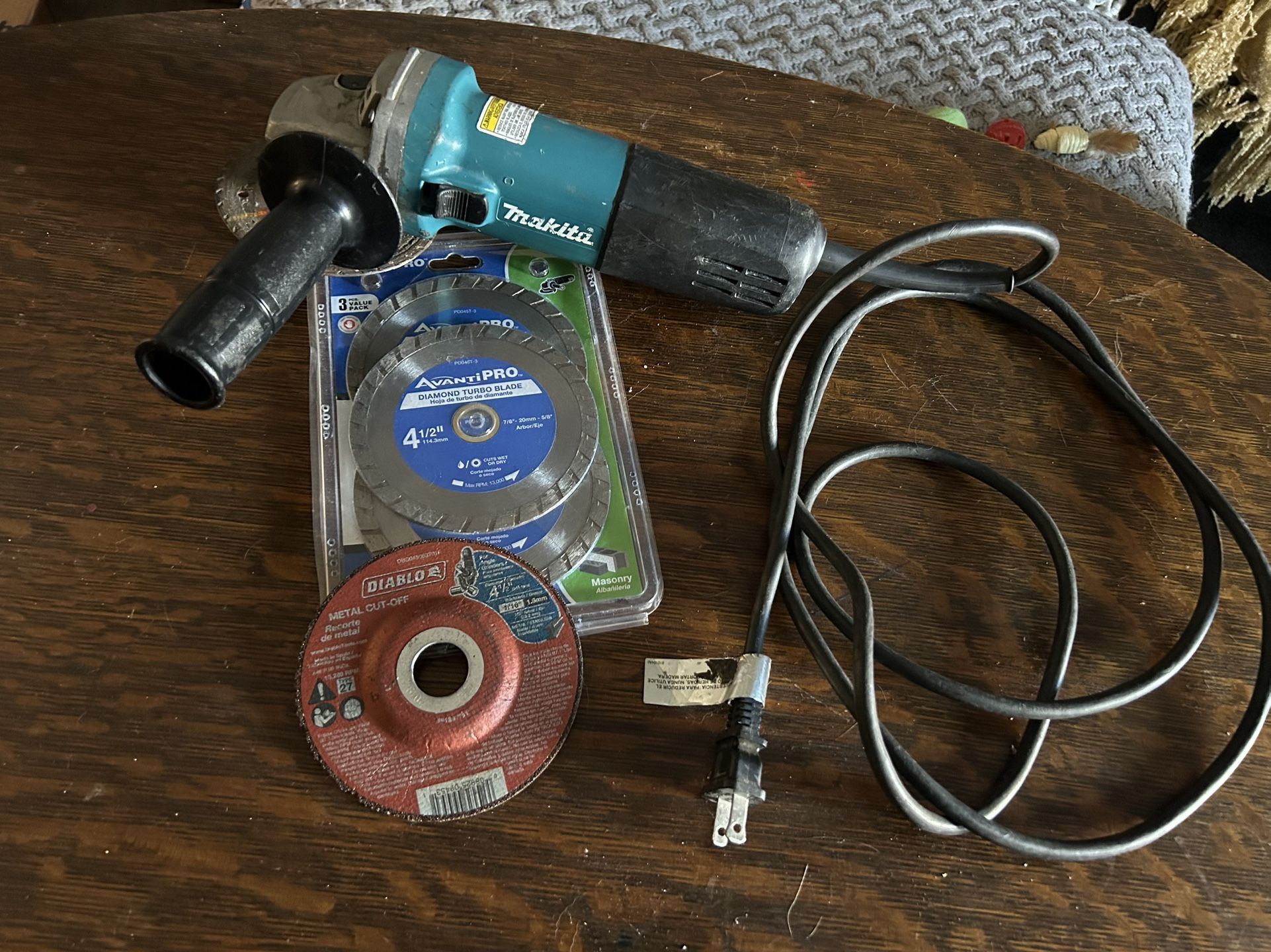 MAKITA GRINDER WITH BRAND NEW BLADES