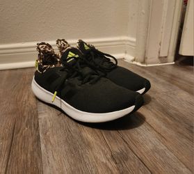 Woman's Adidas Black And Leopard Print Sho Size 8.5