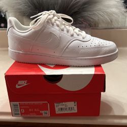 Women’s 9 Nike Court Vision