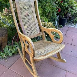 Oak Antique Rocking Chair!    Local Delivery Available For Extra Fee. 