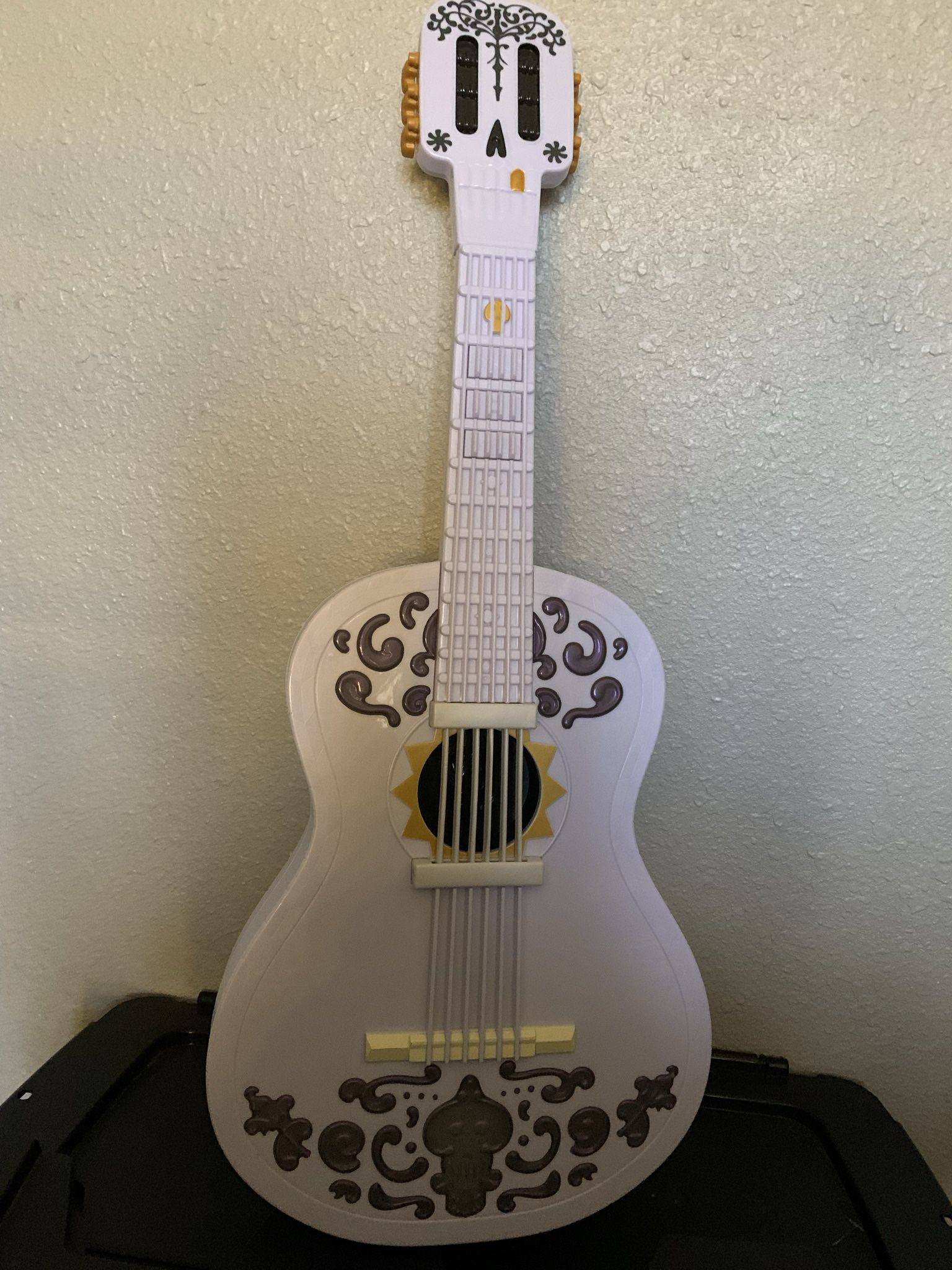 Disney Pixar Coco Interactive Musical Light Up Guitar. Preowned In great condition everything works lights up when you play it, there’s no cracks or