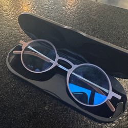 Glasses with magnetic case