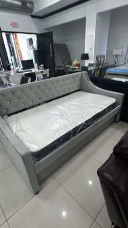 Daybed twin/twin + 2 mattresses twin. Mew