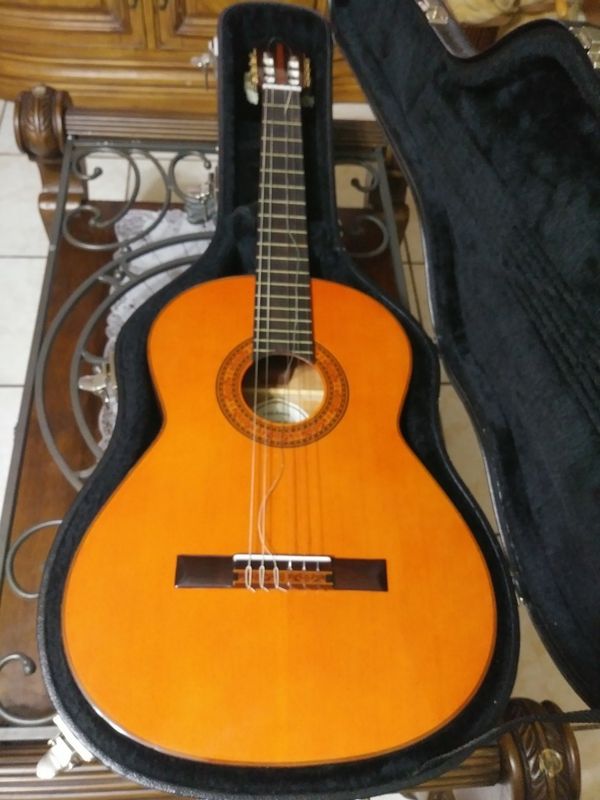Guitara. Acoustic. Guitar with carrying case. elaborada en españa. Made