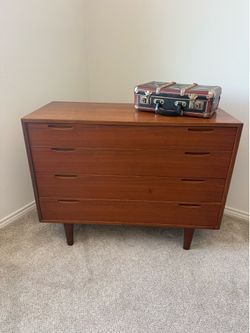 BREATHTAKING Dresser - Teak - 4 Drawer - Ib Kofod-Larsen - Vanity Mirror - MCM - delivery available