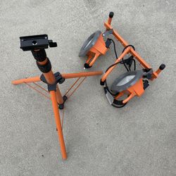 construction light with tripod