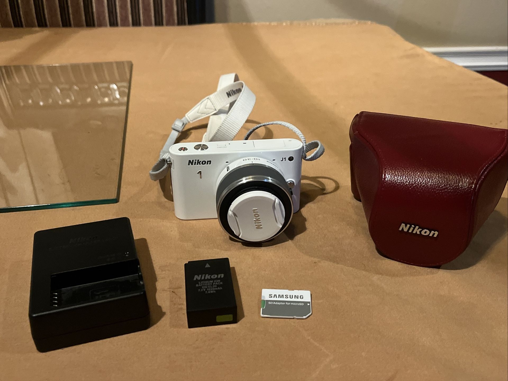 Nikon 1 J1 10.1MP Digital Camera - White w/ Nikkor 10-30mm Lens Charger SD