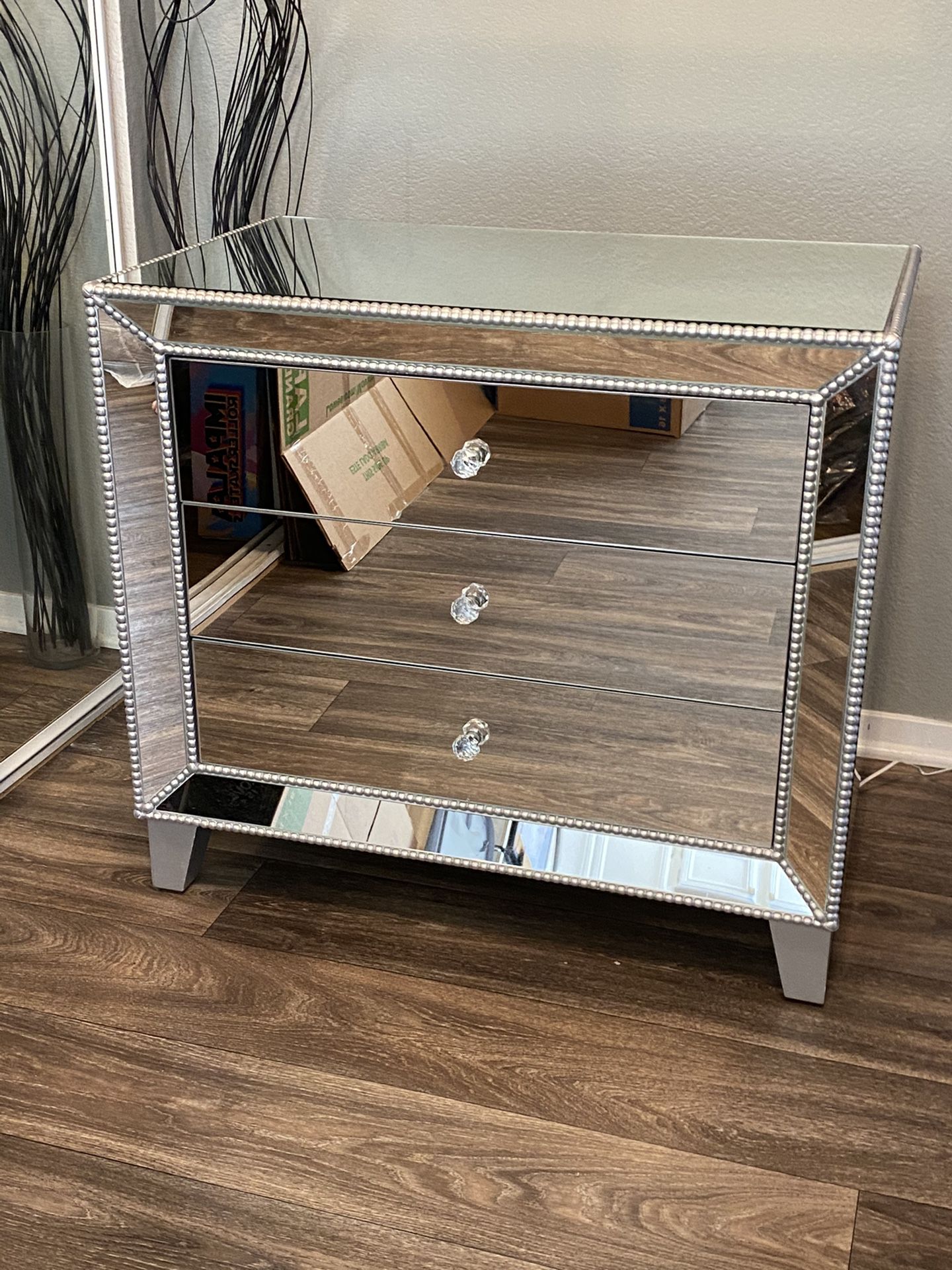 Liza 30" wide mirrored accent table