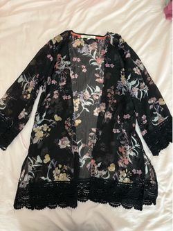 Floral lace-trim kimono
