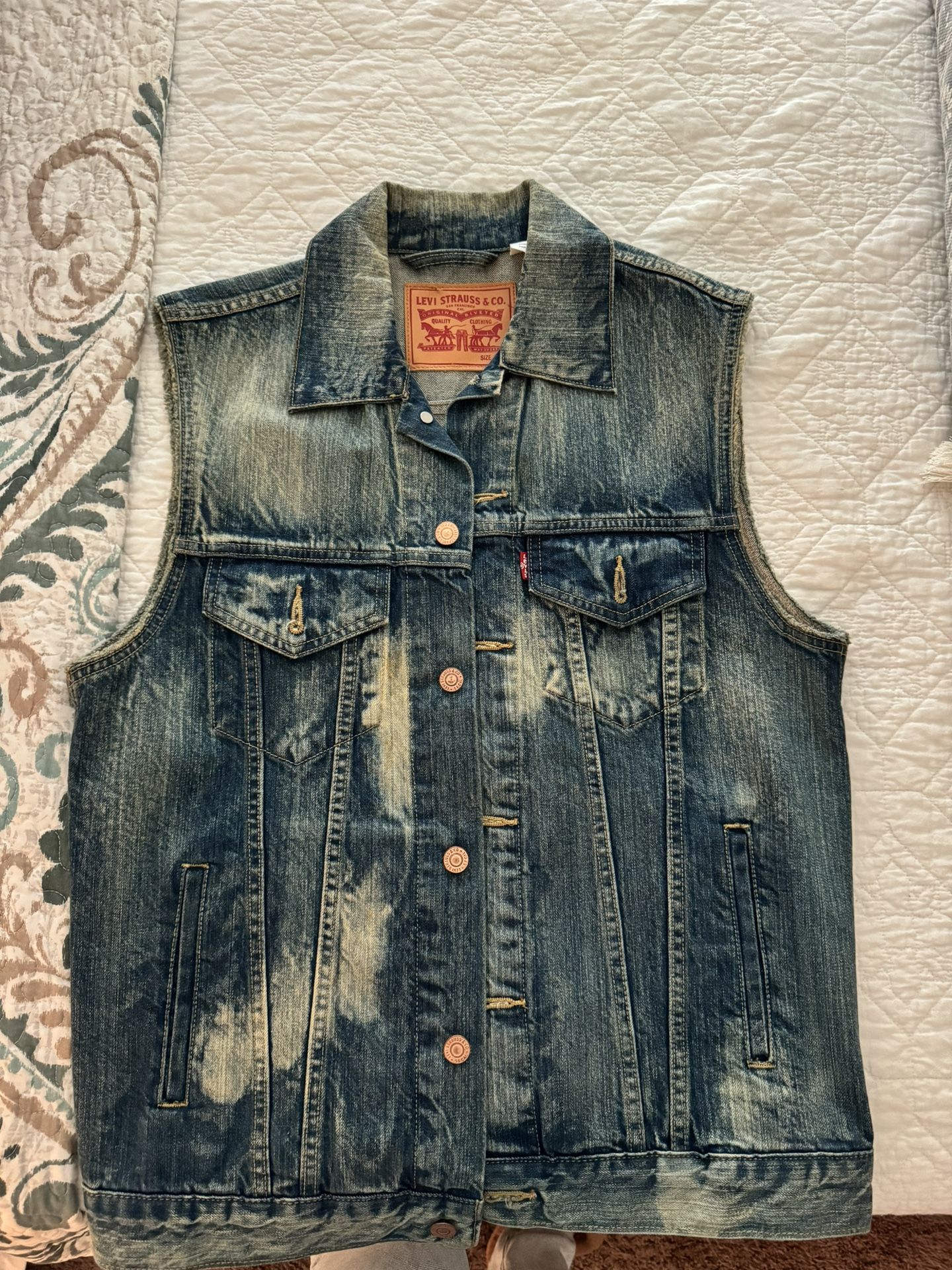 Men’s Levi’s Vest Size M