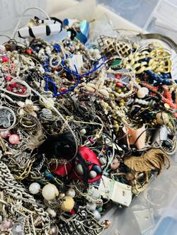 3 Lbs Of Jewelry Necklaces,bracelets,rings,etc…$80