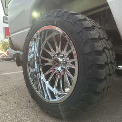 Rines Cromados 22x12 con llantas 35/1250/22 Pegasus MTX