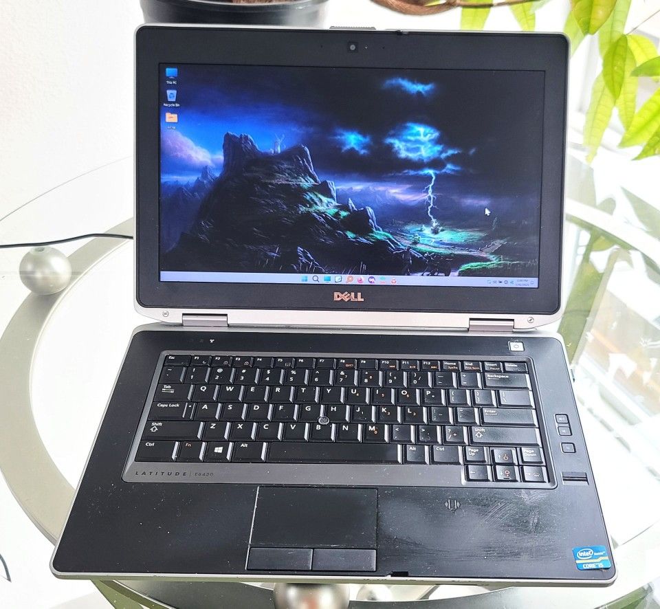 Dell Latitude LAPTOP 14" SSD, HDMI, backlit, Office Suite, new battery