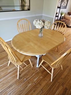 Round Wood Dining Table with 4 Windsor Chairs