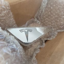 2012 to 2016 Tesla Model S, Front Left/Driver Turn Signal Assembly Repeater.