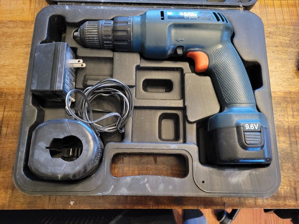 USED! BLACK & DECKER 9.6-volt 3/8-in Cordless Drill (1-Battery, Charger and Case Included). 