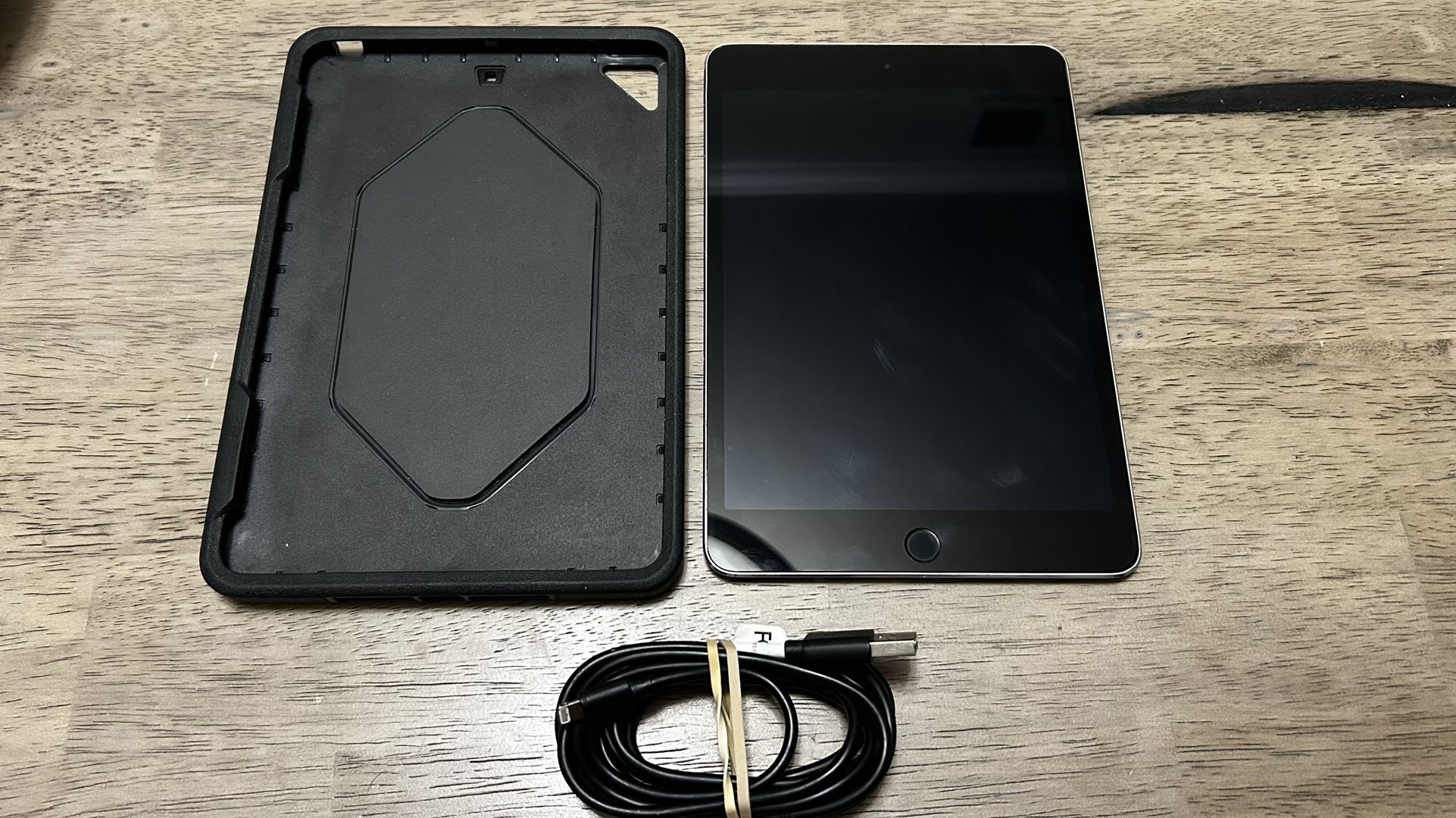 iPad mini 4 128 GB Wi‑Fi + Zagg Case & Charger – Good Condition