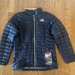 35% off Brandnew The North Face Lightweight Thermoball insulation, elastic cuffs