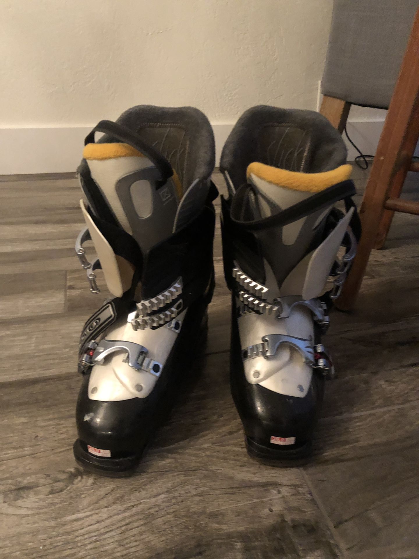 Women’s Salomon Performa 7.0 ski boots size 9