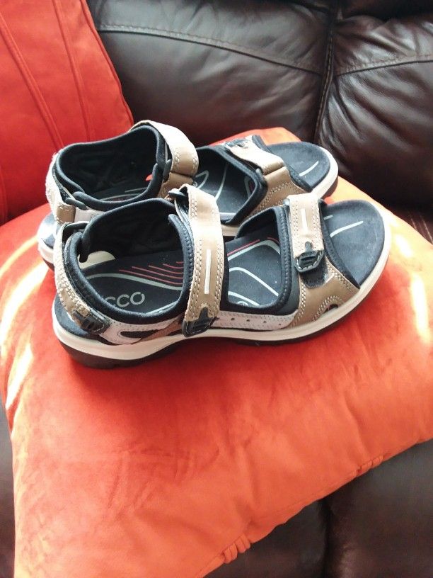 Echo Sandals Brand New Size 7 And 1/2