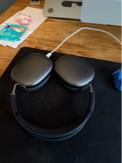 Apple AirPod max midnight lightning