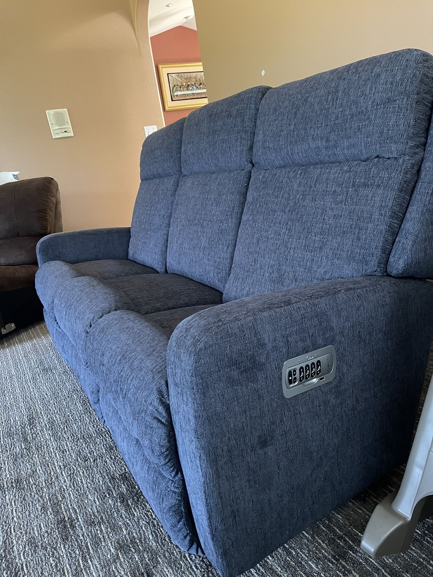 RECLINER COUCH/SOFA(POWER OPTIONS WITH HEADREST)