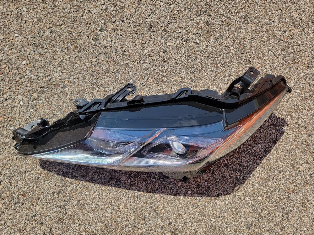 TOYOTA COMRY HEADLIGHT