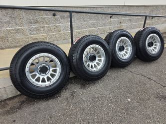 17" LOCK Yosemite w/ 33" GT Radial tires 33x11.50R17 all terrains