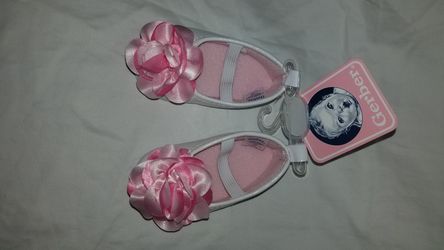 BNWT girls 0-6 months Gerber baby shoes flower detail at toes