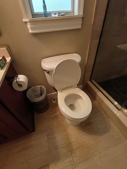 Used Toilet / Excellent Condition / Off White Color
