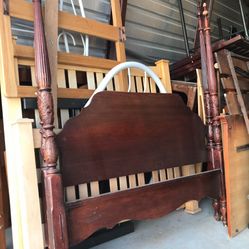 🌹VINTAGE QUEEN SiZE BED FRAME WITH POSTS- SOLID WOOD- CHERRY WOOD COLOR🌹