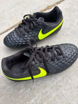 Nike soccer shoes, Sz 5.5Y