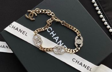 New bracelet really good quality comes with logo bag