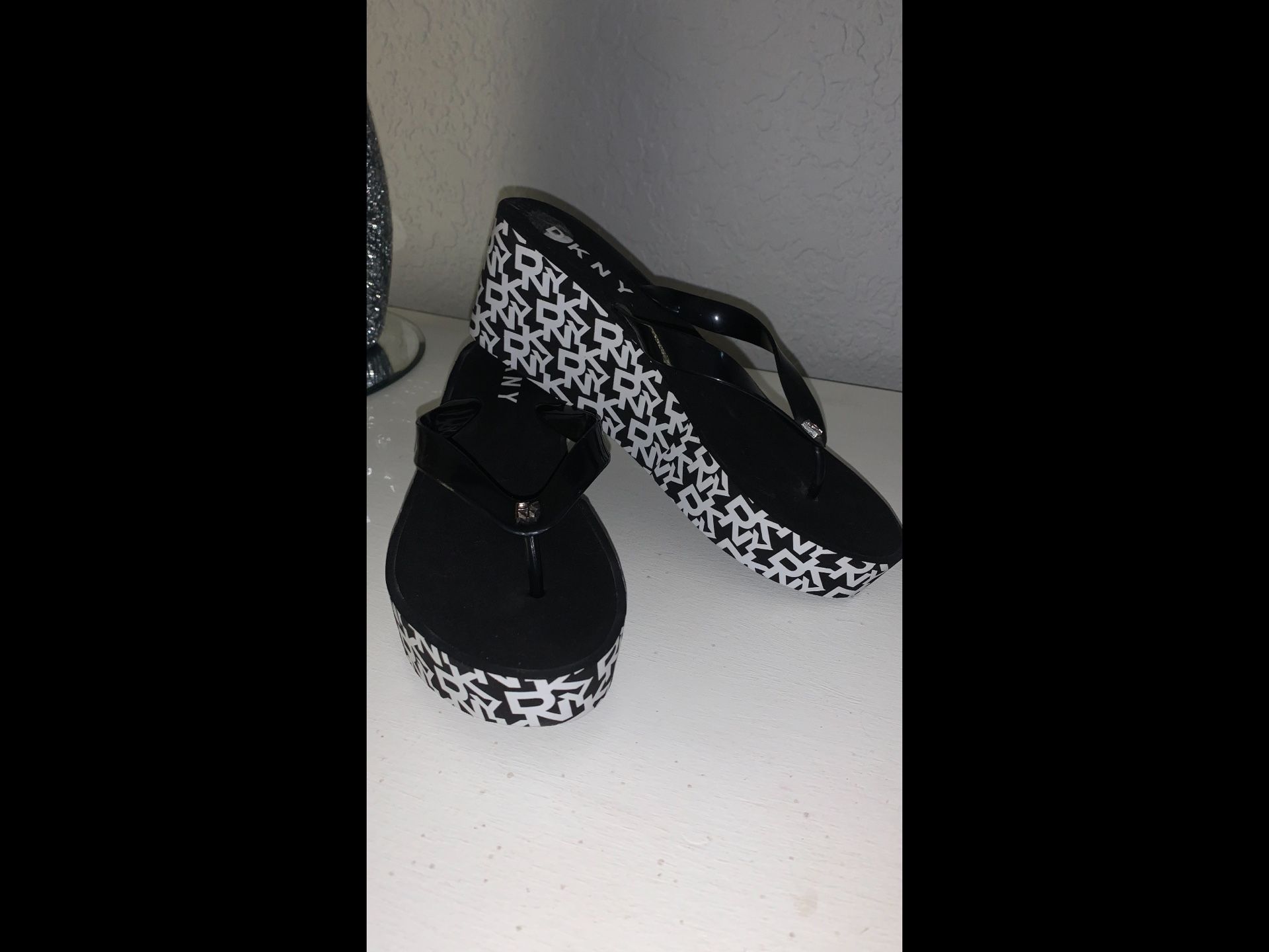NEW DKNY PLATFORM WEDGES SANDALS FLIP FLOPS SZ 8