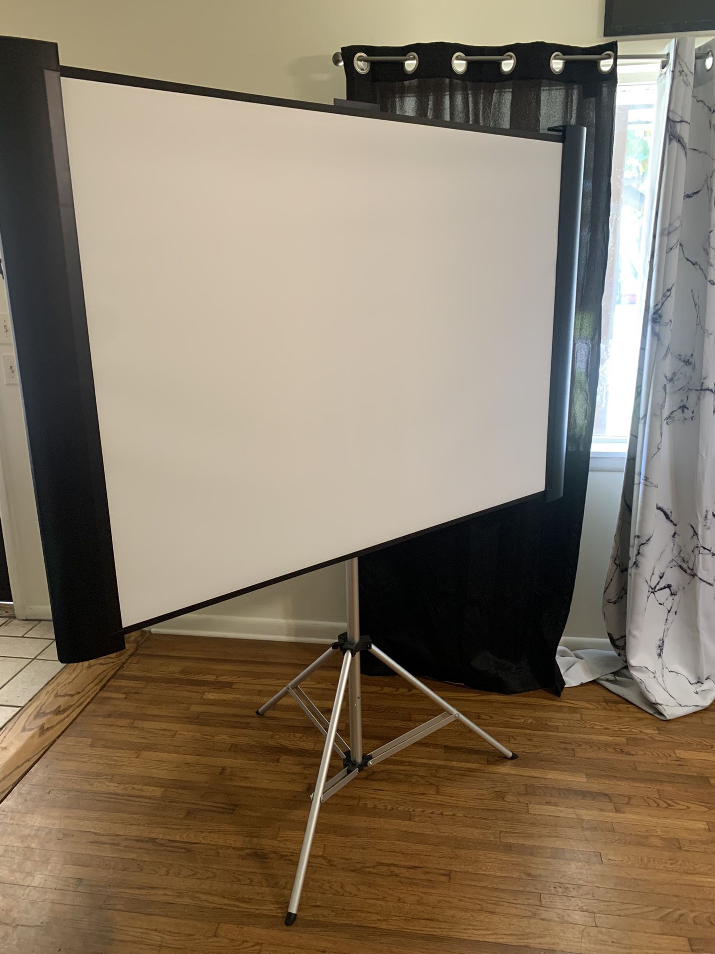 Projector Screen With Wall Mount 
