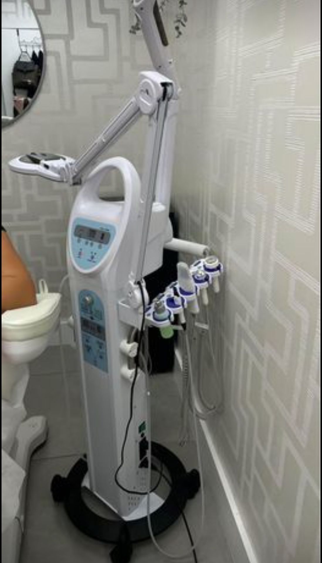 Máquina de tratamiento facial de 10 funciones: diseño elegante y contemporáneo