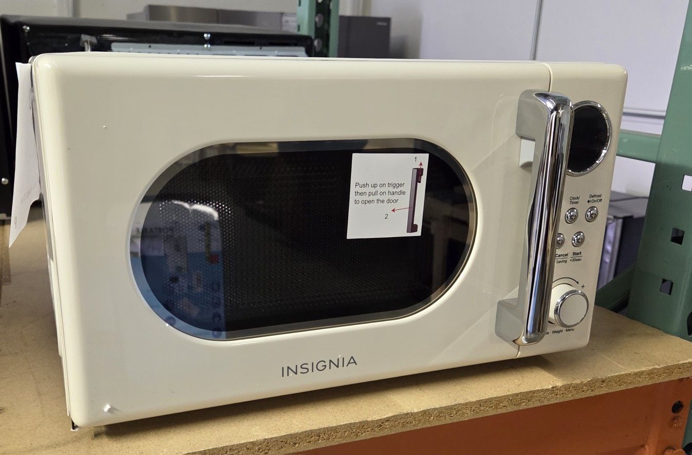 Insigniaâ„¢ - .7 Cu. Ft. Retro Compact Microwave - Cream