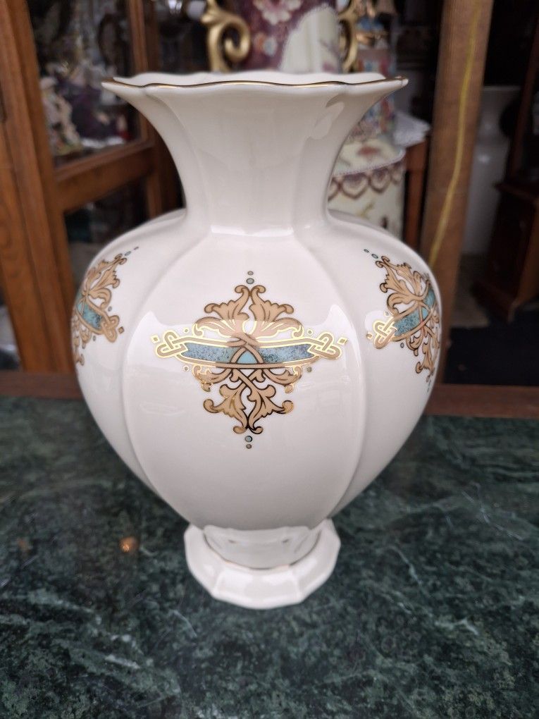 Stunning LOOKING VINTAGE LENNOX FLORAL DESIGN VASE WITH GOLD TRIM PERFECT CONDITION