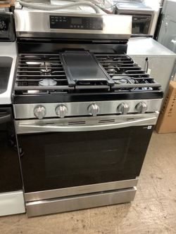 Samsung 30 in . 6.0 cu.ft. Gas Stove w/ Convection Oven and Wi-Fi Connectivity, New Scratch and Dent