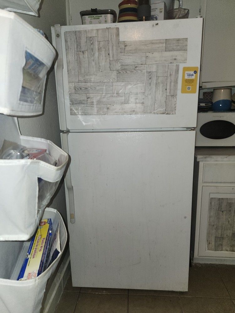 GE Refrigerator Top Freezer Works Good 