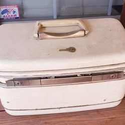 1950s MCM Samsonite Hard Shell Locking Makeup Case with Key 9in x 7.5in x 14in 